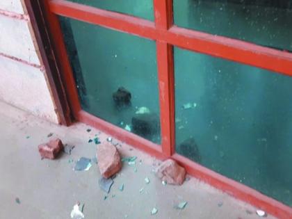 Unidentified persons throw stones at Shegaon municipal office | शेगाव नगरपालिका कार्यालयावर अज्ञातांकडून दगडफेक; कर्मचाऱ्यांचे कामबंद आंदोलन