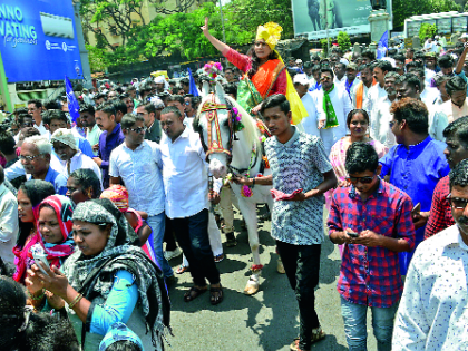 Riding on the horse's horse, filing candidacy | माळींची घोड्यावरून सवारी, दाखल केली उमेदवारी