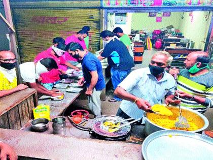 Social workers provided food for the poor | सामाजिक कार्यकर्त्यांनी केली गरिबांच्या जेवणाची सोय