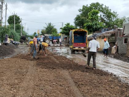 Lohoner-Vasal road drilling 'it' pits | लोहोणेर-वासोळं रस्त्यावरील ‘ते’ खड्डे खडी टाकून बुजण्याचे काम