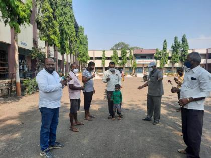 Welcoming patients with roses | बऱ्या झालेल्या रुग्णांचे गुलाबपुष्प देऊन स्वागत