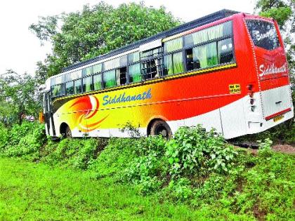 Ghatit Private Bus Accident | घोटीत खासगी बसला अपघात