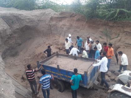 A dead man collapses sand on the Girna river, three seriously | गिरणा नदीपात्रालगत वाळू खदाण ढासळून एक ठार, तिघे गंभीर