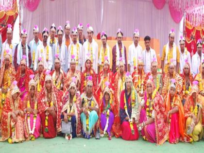 A happy marriage of 3 persons at a collective wedding ceremony in Shemlaya in Dhule district | धुळे जिल्ह्यातील शेमल्या येथे सामूहिक विवाह सोहळ्यात ५० जणांचे शुभमंगल A happy marriage of 3 persons at a collective wedding ceremony in Shemlaya in Dhule district | धुळे जिल्ह्यातील शेमल्या येथे सामूहिक विवाह सोहळ्यात ५० जणांचे शुभमंगल