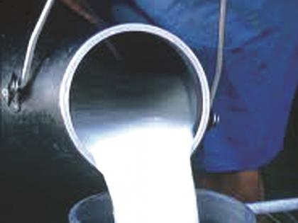 Three million liters reduction in milk production | दूध उत्पादनामध्ये तीन लाख लिटरची घट