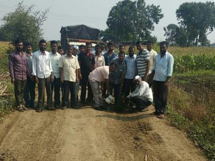 Plantation in the rock on the road, Jupiter road | मुखेड-फाटा, जऊळके रस्त्यावरील खड्यात वृक्षारोपण