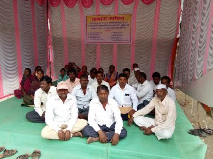  Nandgaon tribals continue hunger strike | नांदगावी आदिवासींचे आमरण उपोषण सुरू