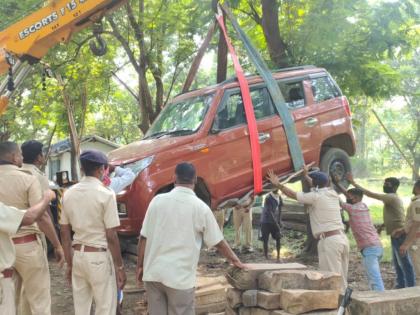 Forest department confiscates 12 lakh items | वन विभागातर्फे १२ लाखाचे साहित्य जप्त