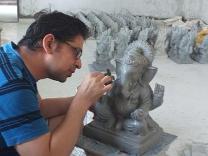 Demand for Ganesh idols of Shadumati this year | शाडूमातीच्या गणेश मूर्तींना यंदा मागणी Demand for Ganesh idols of Shadumati this year | शाडूमातीच्या गणेश मूर्तींना यंदा मागणी