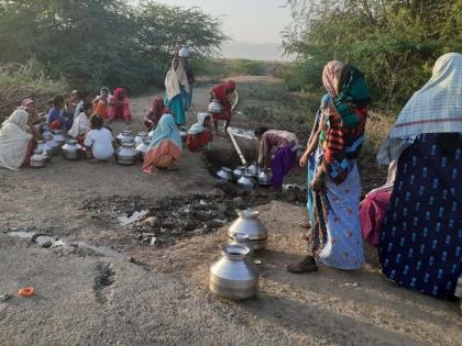 Water scarcity in Tahawad Rehabilitation Colony | तºहावद पुनर्वसन वसाहतीत पाणीटंचाई Water scarcity in Tahawad Rehabilitation Colony | तºहावद पुनर्वसन वसाहतीत पाणीटंचाई