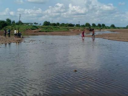 Traveling with life in the rain | पावसाळ्यात जीव मुठीत घेऊन प्रवास Traveling with life in the rain | पावसाळ्यात जीव मुठीत घेऊन प्रवास
