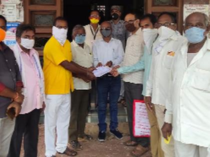 Martyrs demand relief in house and water supply due to corona | कोरोनामुळे घर व पाणीपट्टीत सूट देण्याची शहादावासीयांची मागणी Martyrs demand relief in house and water supply due to corona | कोरोनामुळे घर व पाणीपट्टीत सूट देण्याची शहादावासीयांची मागणी