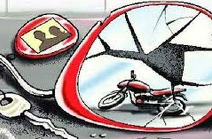 Two killed in truck collision | ट्रकची दुचाकीला धडक, दोनजण ठार Two killed in truck collision | ट्रकची दुचाकीला धडक, दोनजण ठार