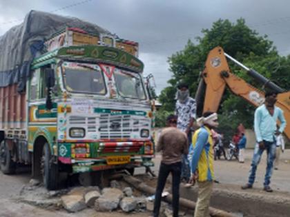 The truck collided with a divider in Akkalkuwa town | अक्कलकुवा शहरातील दुभाजकावर ट्रक आदळला