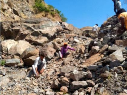 Despite spending crores of rupees, Khurchimal Orpa road is useless | कोट्यावधी रूपये खर्च करूनही खुर्चीमाळ ओरपा रस्ता निकामी