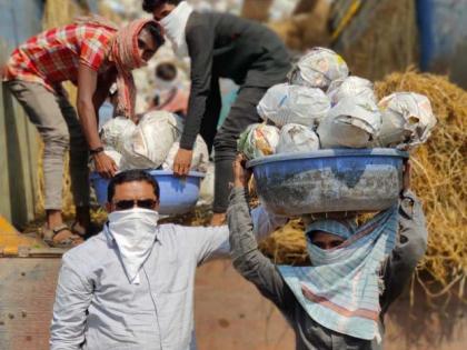 Traders take advantage of lockdowns | लॉकडाऊनचा फायदा उचलत व्यापाऱ्यांकडून पिळवणूक Traders take advantage of lockdowns | लॉकडाऊनचा फायदा उचलत व्यापाऱ्यांकडून पिळवणूक