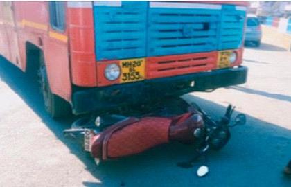 The bus hit the two-wheeler | बसची दुचाकीस्वाराला धडक The bus hit the two-wheeler | बसची दुचाकीस्वाराला धडक