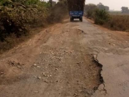 Mhasavad-Sultanpur road mishap | म्हसावद-सुलतानपूर रस्ता दुरवस्थेने वाहनधारक त्रस्त