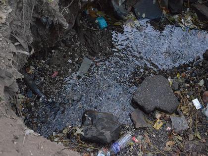 Waste of thousands of liters of water due to insufficiency of leakage | गळत्यांकडे दुर्लक्षामुळे हजारो लिटर पाणी वाया