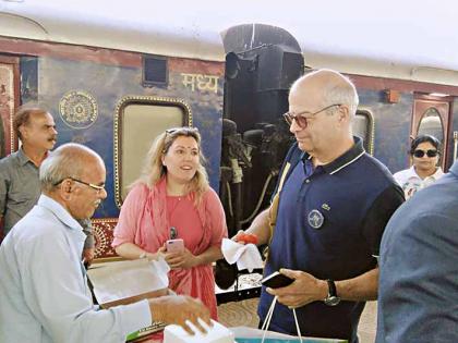 Foreign tourists take a break from Emrai | परदेशी पर्यटकांनी घेतला इम्रतीचा आस्वाद