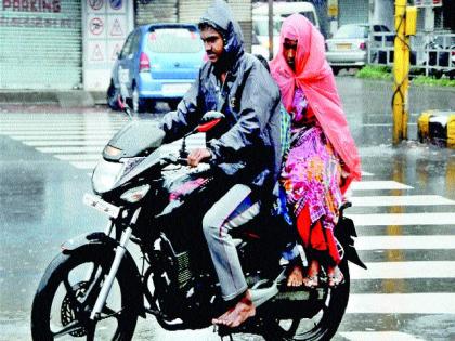 Rainy showers in the city area | शहर परिसरात सरींचा रिमझिम वर्षाव