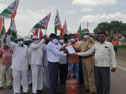 Roadblock against NCP's fuel price hike at Peth | पेठ येथे राष्ट्रवादी कॉंग्रेसचे इंधन दरवाढीविरोधात रास्ता रोको