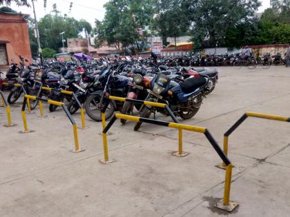 In the train station, the vehicles are rounded | रेल्वेस्थानकात वाहनांना पायबंद