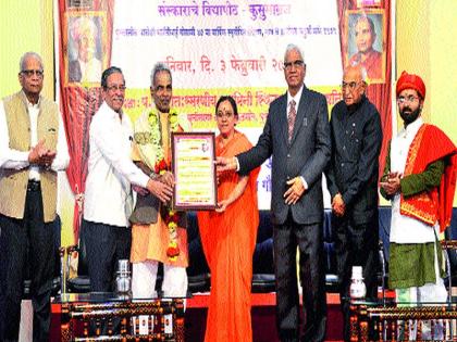 Distribution of ShivParathi Pratishthan Award for Special Contribution to Social, Religious, Educational and Astrology | सामाजिक, धार्मिक, शैक्षणिक व ज्योतिषशास्त्रात विशेष योगदान देणाºया शिवपार्वती प्रतिष्ठानच्या पुरस्कारांचे वितरण