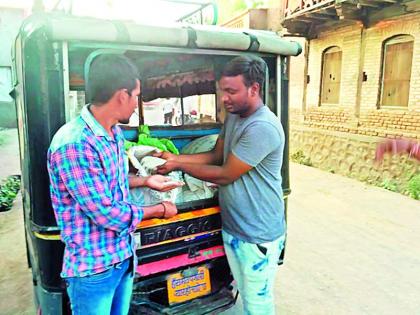  Vigilant youth caught the rice out of rice feeding from the MLA's Education Society at Bhalod | भालोद येथे आमदारांच्या शिक्षण संस्थेतून पोषण आहाराचा तांदूळ बाहेर जाताना सतर्क तरुणांनी पकडला