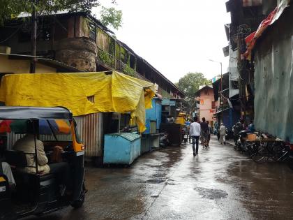 Due to the rains, the homeless took control of Vegetable | पावसामुळे बेघरांनी घेतला भाजीमंडईचा ताबा