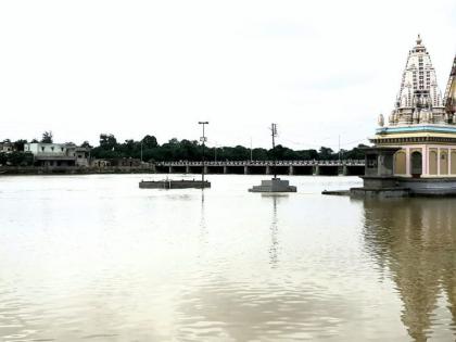 Raining water ... | पावसाच्या पाण्याला समाधीदर्शनाची ओढ...