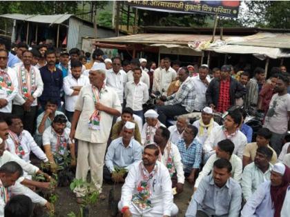 Roads and various questions related to Gandhigiri, tree planting in the rock, Rastaroko | रस्ते व विविध प्रश्नी गांधीगिरी करीत खड्यात वृक्षारोपण , रास्तारोको