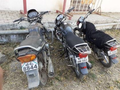 Police raid gambling house in Dhule | धुळ्यात जुगाराचा अड्डा पोलिसांनी उधळला Police raid gambling house in Dhule | धुळ्यात जुगाराचा अड्डा पोलिसांनी उधळला