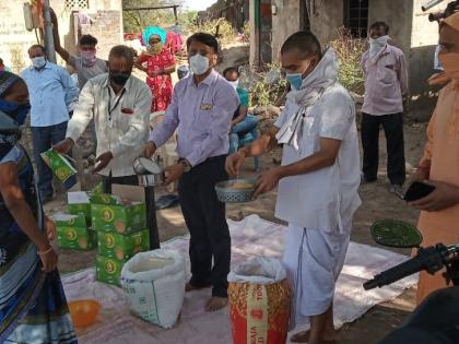  ISKCON helps the needy in Bhusawal | भुसावळात इस्कॉनतर्फे गरजूंना मदत