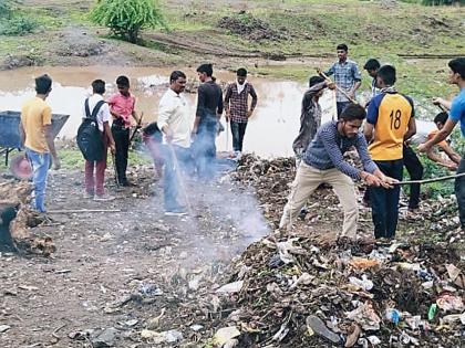 In Warkhedi, the youth have made Kadam Gawasfai to abolish the empire | वरखेडी येथे तरुणांनी घाणीचे साम्राज्य नाहीसे करण्यासाठी केली गावसफाई