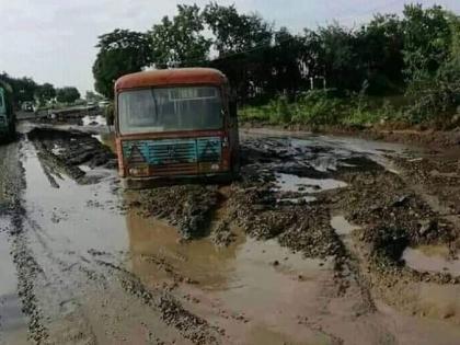 Jalgaon Aurangabad National Highway in the mud | जळगाव औरंगाबाद राष्ट्रीय महामार्ग चिखलात