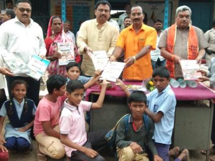 Shivsena distributed allotment to six thousand students in drought-hit areas | दुष्काळग्रस्त भागात शिवसेनेतर्फे सहा हजार विद्यार्थ्यांना वह्या वाटप