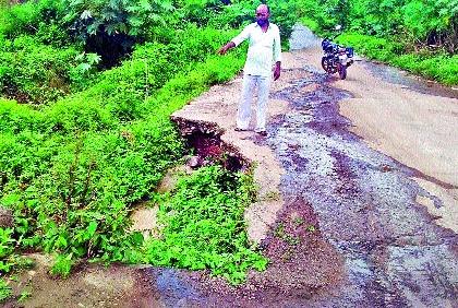 Bhadavna breaks into Gangav road | भादवण ते गांगवन रस्त्यात भगदाड