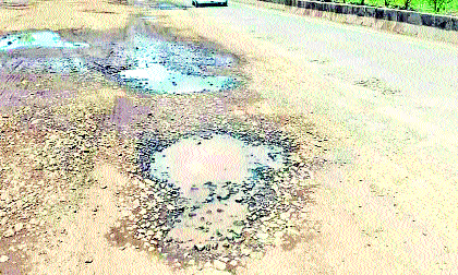 The coconut breakers and officials are missing; The plight of Sangli-Tung road | रस्त्याचा नारळ फोडून नेते, अधिकारी झाले गायब; सांगली-तुंग रस्त्याची दुर्दशा