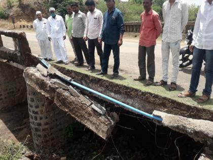 The railing of the bridge near Choundhane village was broken | चौंधाणे गावाजवळील पुलाचे रेलिंग तुटले