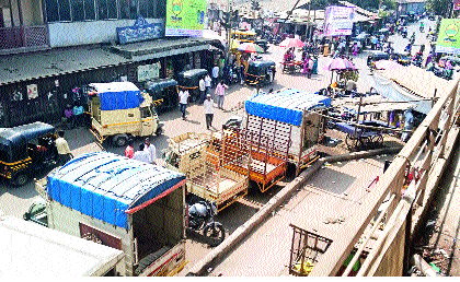 The trains and the trains on both the footpaths | गाडे अन् गाड्या दोन्ही फूटपाथवर