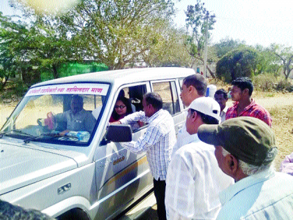 Inspection of drought by vehicle | वाहनात बसूनच दुष्काळाची पाहणी