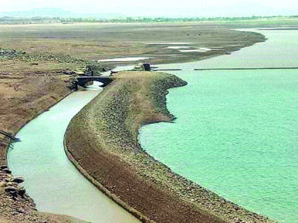 Water came out and saw the old dam ..! | पाणी आटले अन् जुने धरण दिसले..!