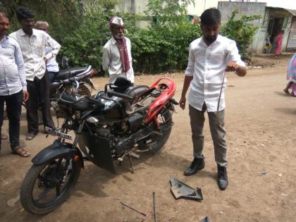 Aub! Running bike snake! | अबब ! चालत्या दुचाकीवर साप !