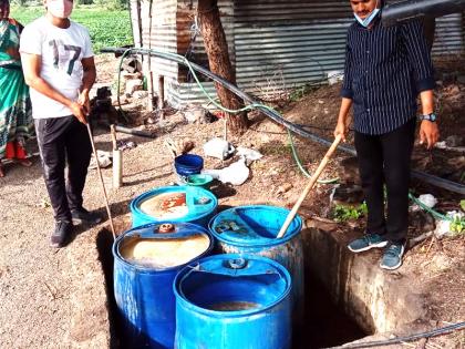 Police raid thorn bushes; 67 barrels of hand furnace destroyed by chemicals | काटेरी झुडपं सारत पोलिसांनी धाड टाकून; हातभट्टीचं ६७ बॅरेल रसायन केलं नष्ट