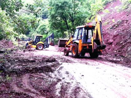 In Bhubabda Ghat, the downpour started | भुईबावडा घाटात मार्ग सुरळीत : पडझड सुरूच