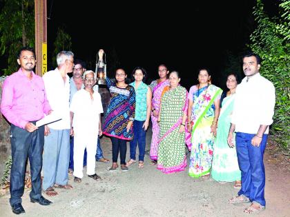 Sindhudurg: In protest against the lantry movement of the people, the street lanterns in the city | सिंधुदुर्ग : मालवणात नागरिकांचे कंदील आंदोलन, बंद पथदीपांबाबत निषेध