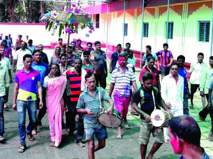 Holi 2018: Sindhudurg: The institutional gavhali at Achra, traditional way of rombat | Holi 2018 : सिंधुदुर्ग : आचरा येथे संस्थानकालीन गावहोळी, पारंपरिक पद्धतीने रोंबाट