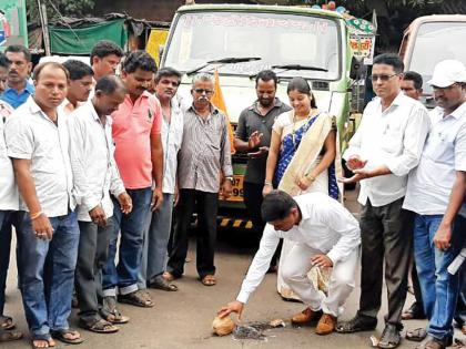 Shiv Sena uses water tanker in Dodam, water supply, angry against administration | दोडामार्गात शिवसेनेने केला टँकरने पाणीपुरवठा, प्रशासनाविरोधात नाराजी