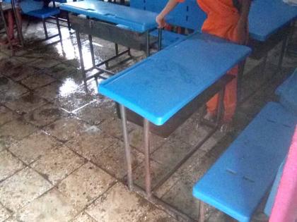 Condition of students due to dirty classrooms at Mohadri | मोहदरी येथे गळक्या वर्गखोल्यांमुळे विद्यार्थ्यांचे हाल